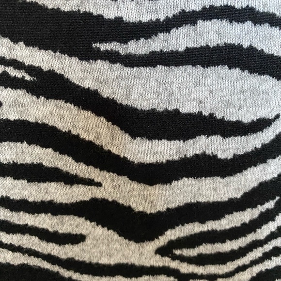 Light weight animal print knit top - Picture 2 of 3